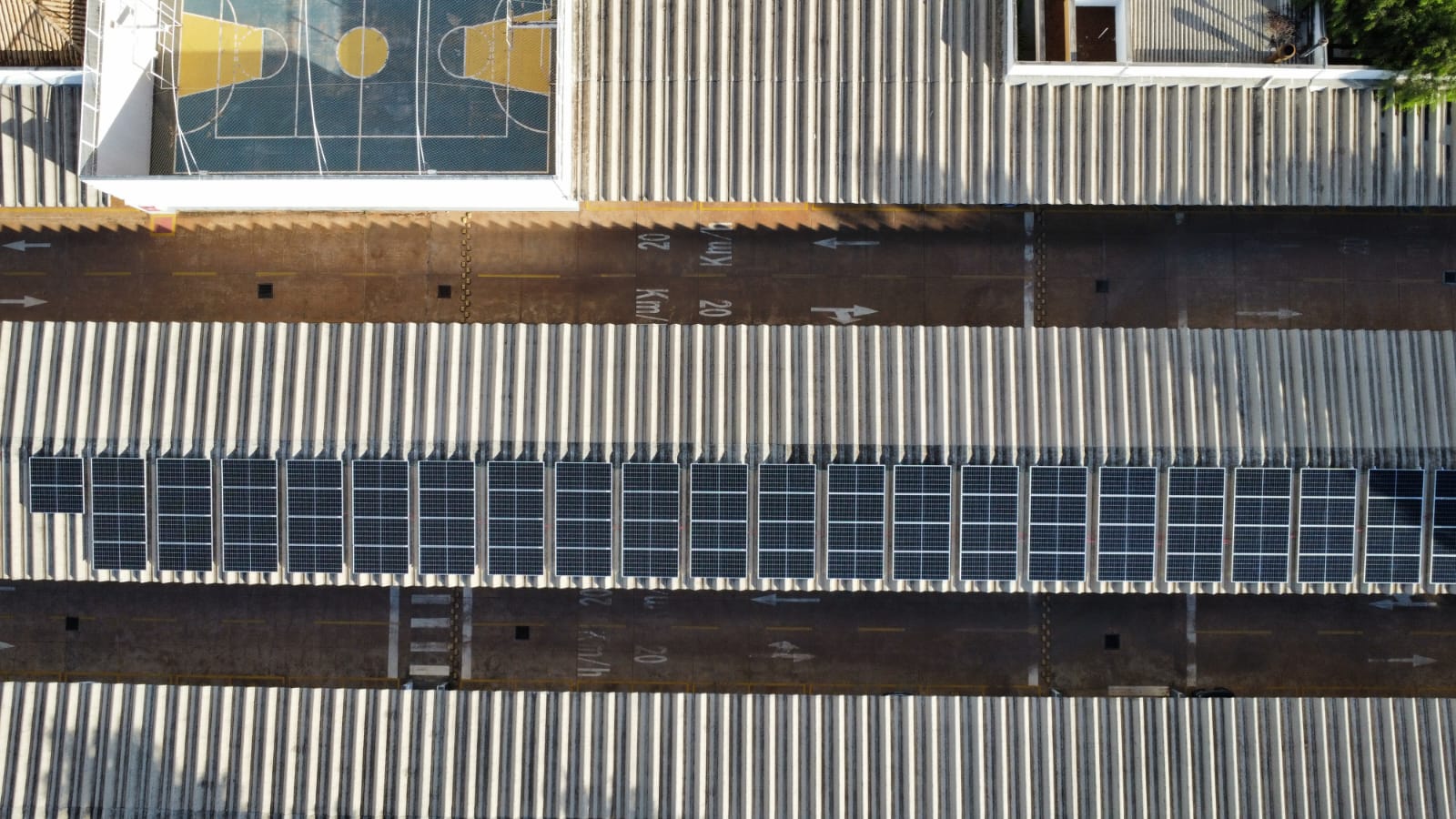 Projeto de condomínio com placas solares visto por drone