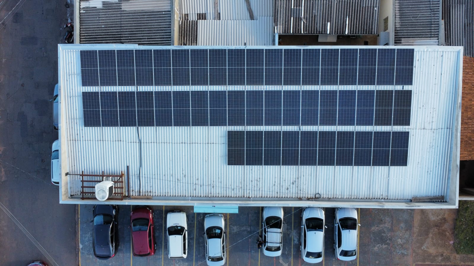 Projeto empresarial com placas solares visto por drone