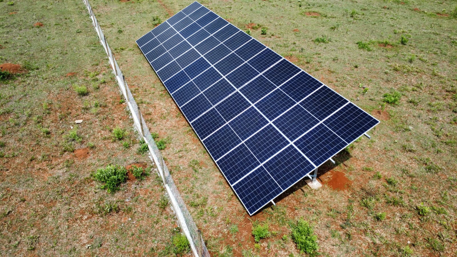 Projeto rural com placas solares em solo