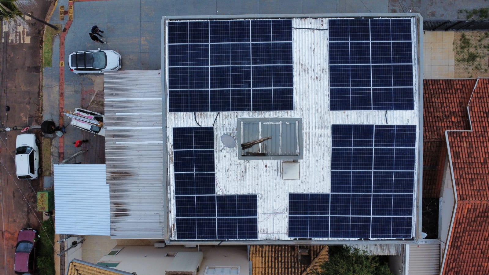 Projeto residencial com placas solares visto de cima