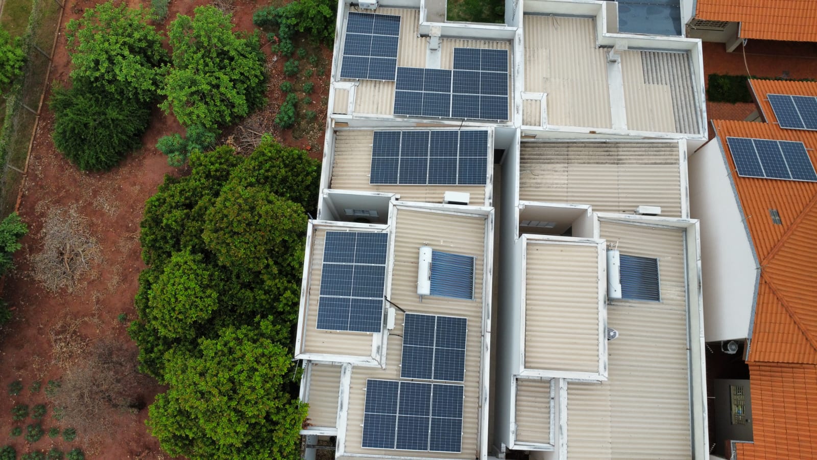 Projeto residencial com placas solares em cobertura ampla